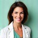 Retrato profesional de la Dra. Elena Ruiz, nutricionista con una expresión amable y conocedora.