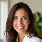 Retrato sonriente de Sofía Gómez, nutricionista y dietista experta.
